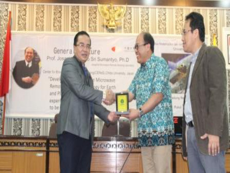 Kuliah Umum dan Pengalaman dari Bapak Prof. Josaphat Tetuko Sri Sumantyo, Ph.D (Josaphat Microwave Remote Sensing Laboratory; CEReS, Chiba University, JAPAN)
